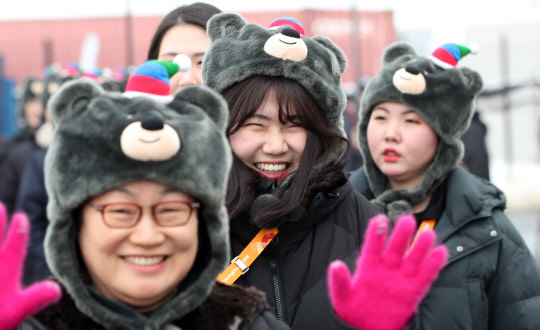 9일 오후 2018 평창 동계패럴림픽 개회식이 열리는 강원도 평창 올림픽스타디움 입구에 반다비 모자를 쓴 관람객들이 발걸음을 옮기고 있다.